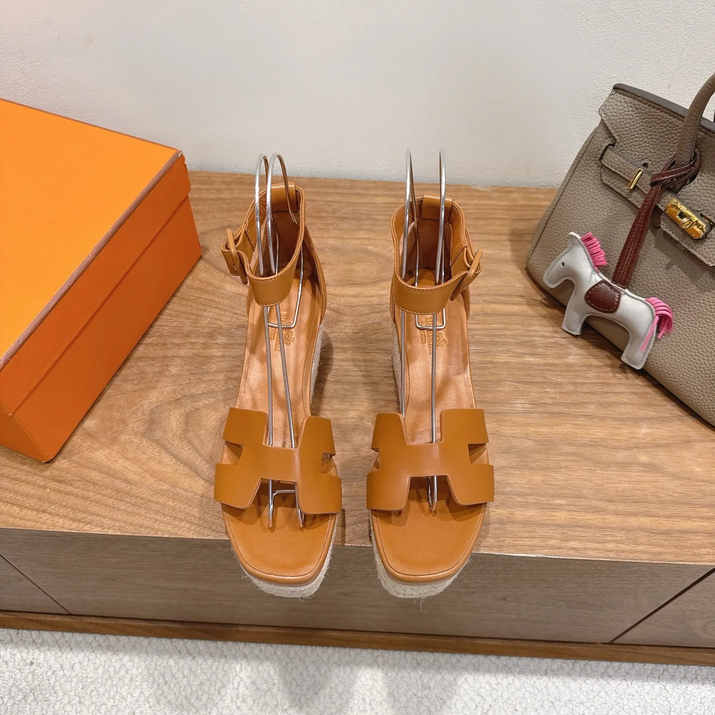 👟👟Ex-factory price 720👟👟 Hermes... a Eclair 2025 new color + popular series, the version is super positive, with a certain thickness, which makes the legs longer! Breathable, comfortable calfskin, spring and summer color matching, this item is both beautiful and comfortable! Channel supply code size: 35-39 can be ordered as 40.41 with airplane box ➕20